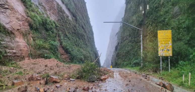 Queda de barreira e deslocamento de rocha na Serra do Corvo Branco, em SC.