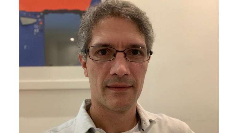 O m&eacute;dico Daniel Lichtenthaler percebeu a altera&ccedil;&atilde;o no pesco&ccedil;o da aluna durante uma aula