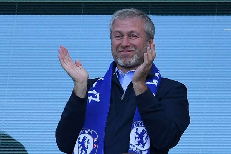 Roman Abramovich está licenciado do cargo no Chelsea (Foto: BEN STANSALL / AFP)
