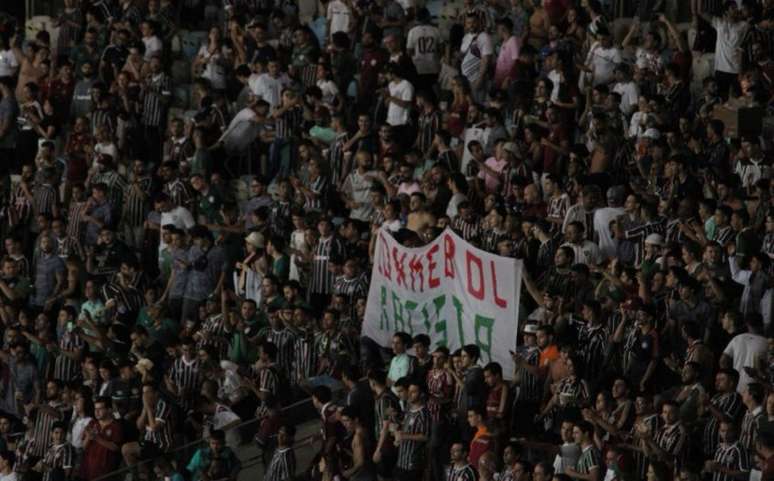 Torcida do Fluminense protesta em partida contra o Junior Barranquilla (Foto: Luiza Sá/LANCE!)