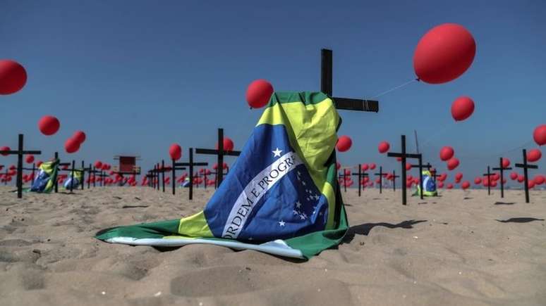 Homenagem &agrave;s v&iacute;timas de covid-19 no pa&iacute;s; estimativa de cientistas para mortes em 2020 aumenta n&uacute;mero de 206.624 para 243.787