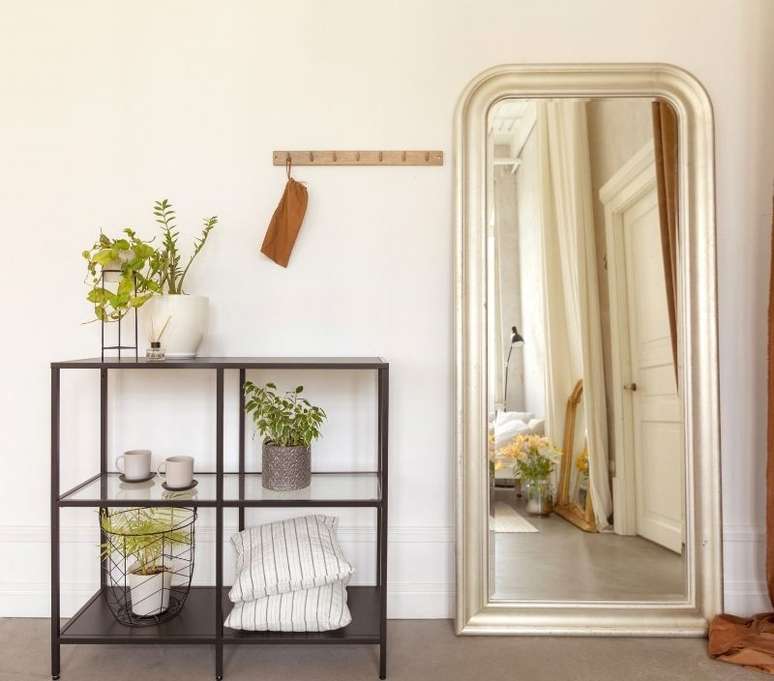 Se voc&ecirc; quiser ampliar a altura da casa, um espelho vertical pode ser a solu&ccedil;&atilde;o - Shutterstock