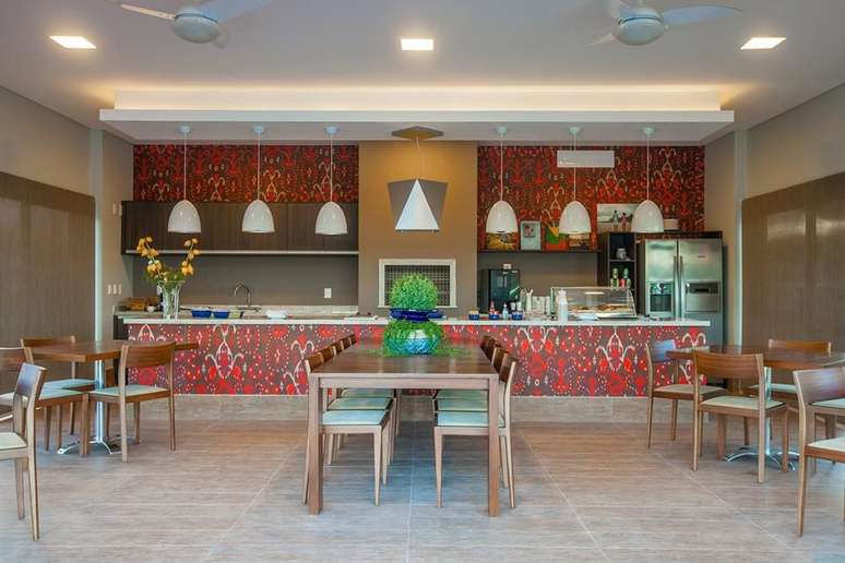 25. Quiosque com churrasqueira e decoração vermelha – Foto Luciana Mendes