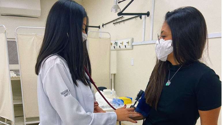 Gabriela (em p&eacute;) diz que a descoberta do c&acirc;ncer fez com que ela entendesse a import&acirc;ncia de estar atento a cada detalhe do paciente