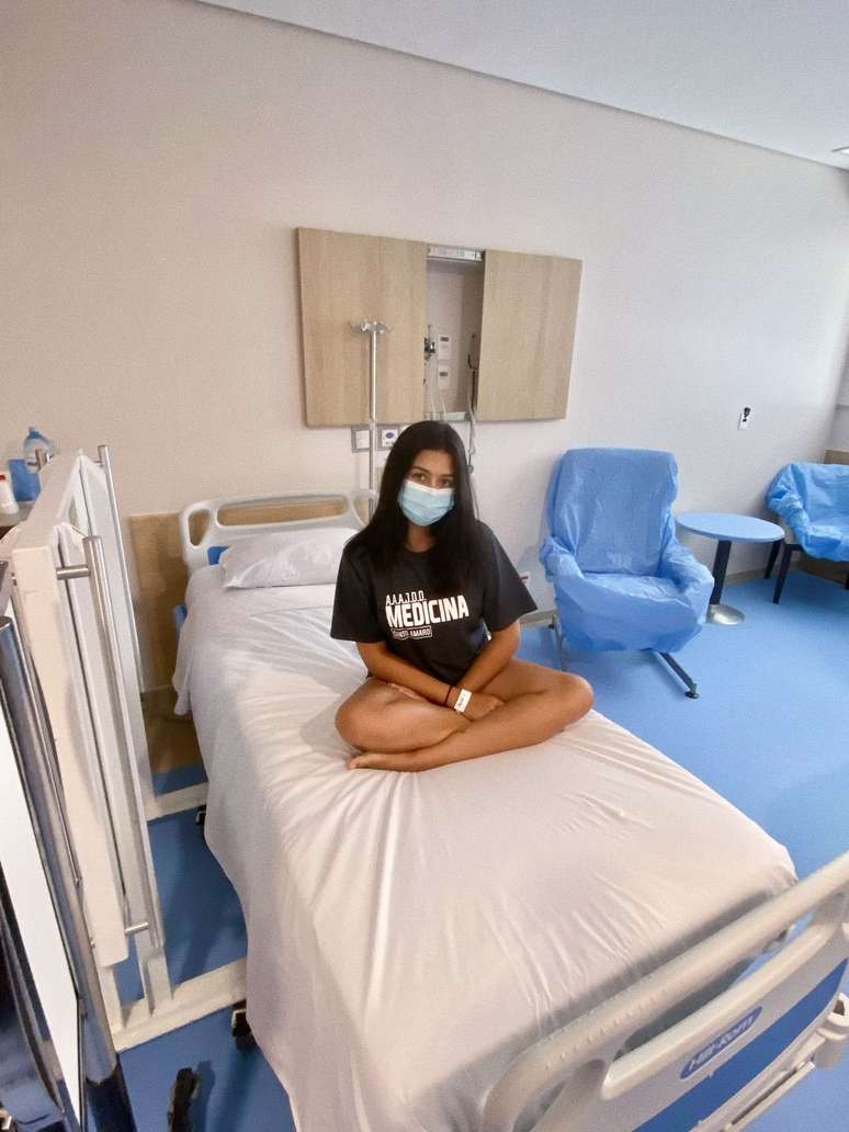 Jovem em foto no hospital ap&oacute;s saber que tratamento gerou bons resultados