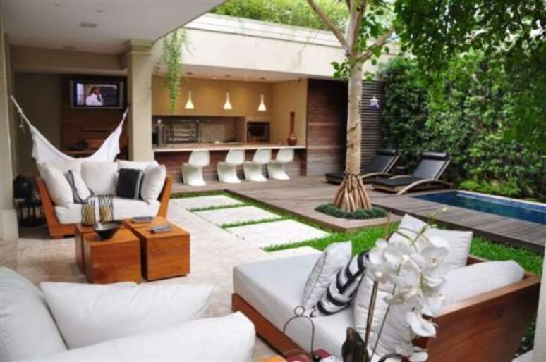 9. Quiosque com piscina e móveis confortáveis – Foto Decorei
