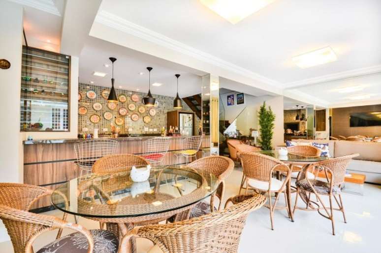 32. Quiosque com churrasqueira e móveis para decoração – Foto Bender Arquitetura