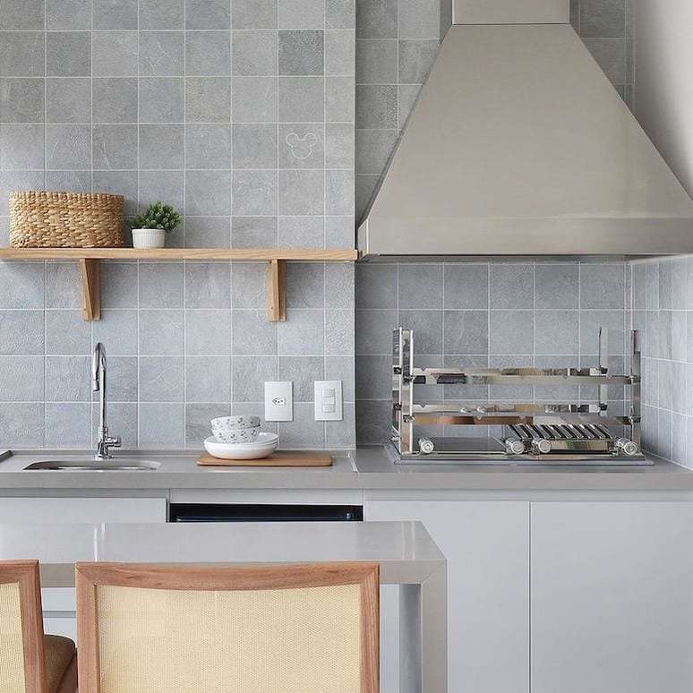 16. Quiosque com churrasqueira de inox e armários cinza – Foto Doma Arquitetura