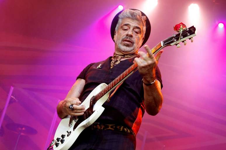 O mestre Lulu em a&ccedil;&atilde;o com sua guitarra (Foto/Reprodu&ccedil;&atilde;o/Internet)