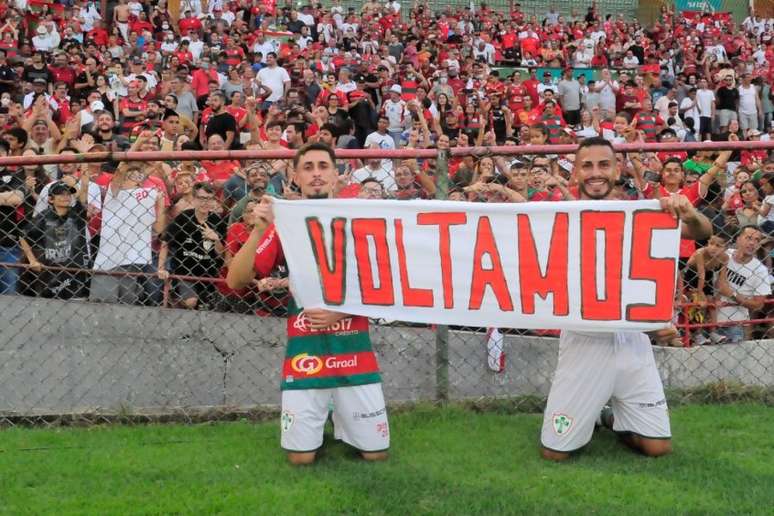 Jogadores da Lusa comemoram retorno à elite do futebol paulista no Canindé (Foto: Rodrigo Corsi/Agência Paulistão)
