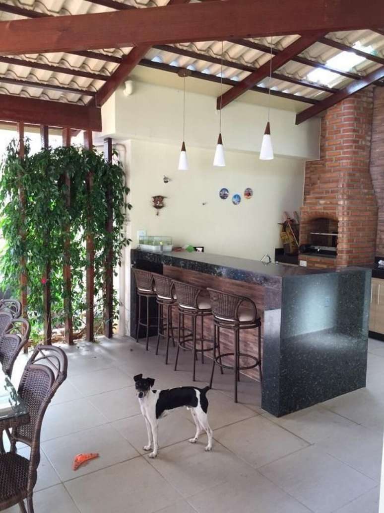 53. Quiosque pequeno com churrasqueira e bancada de granito – Foto Solange Figueiredo