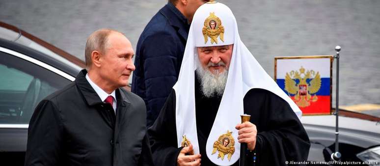 Vladimir Putin e o patriarca Cirilo. Papa Francisco repreendeu russo e disse que ele n&atilde;o pode agir como "coroinha de Putin"