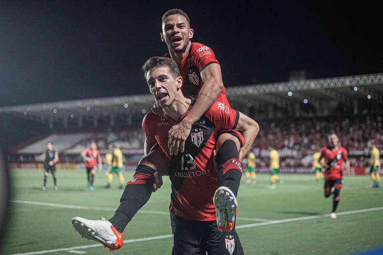  Shaylon jogador do Atletico-GO comemora seu gol com Edson jogador da sua equipe durante partida