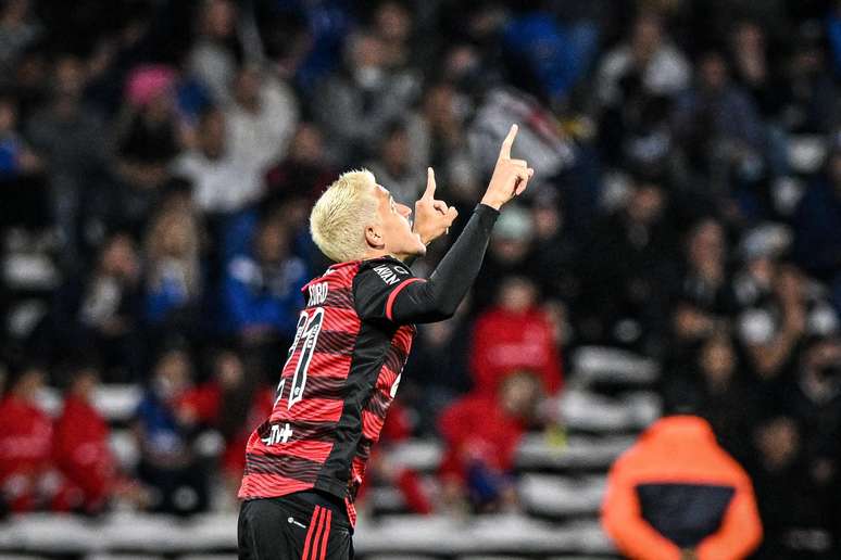 Pedro comemora gol na partida valida pela quarta rodada do grupo H da Copa Libertadores