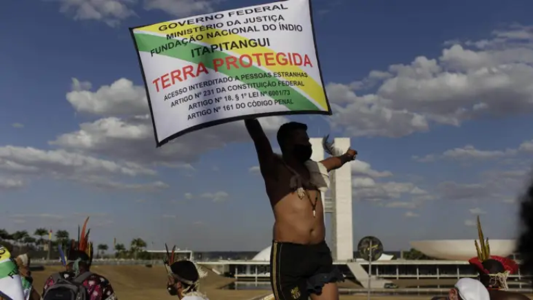 Protesto em Brasília contra garimpo ilegal durante Acampamento Terra Livre, em abril