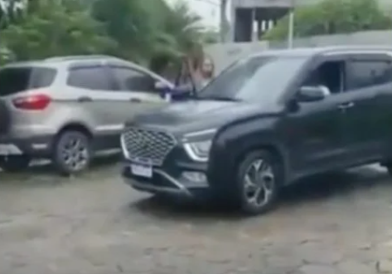 Defensora aposentada chama entregador de "macaco" em condomínio de luxo no RJ