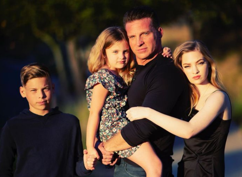 Steve Burton com os tr&ecirc;s filhos