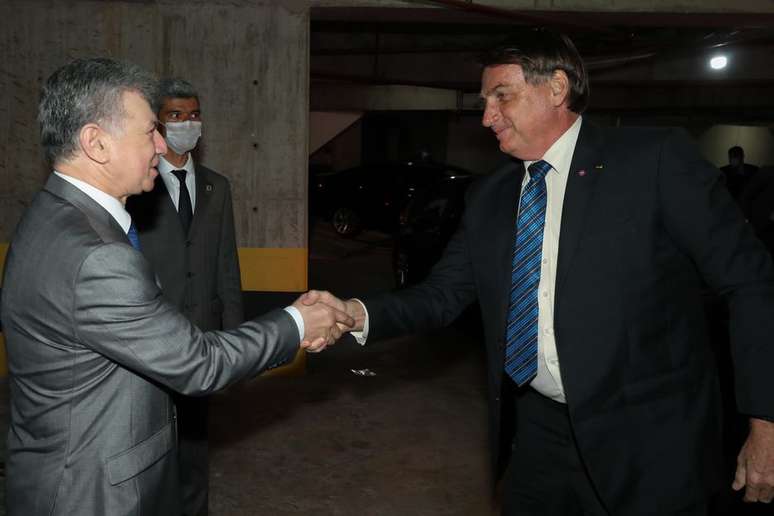 O pastor Jos&eacute; Wellington Costa J&uacute;nior cumprimenta Jair Bolsonaro ap&oacute;s culto em S&atilde;o Paulo; maior conven&ccedil;&atilde;o da Assembleia de Deus declarou apoio &agrave; reelei&ccedil;&atilde;o do presidente