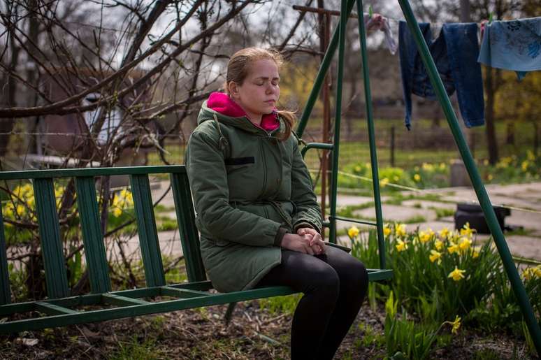Maria Sayenko em seu jardim em Hurivshchyna. "É como se meu pai tivesse desaparecido no ar", diz ela