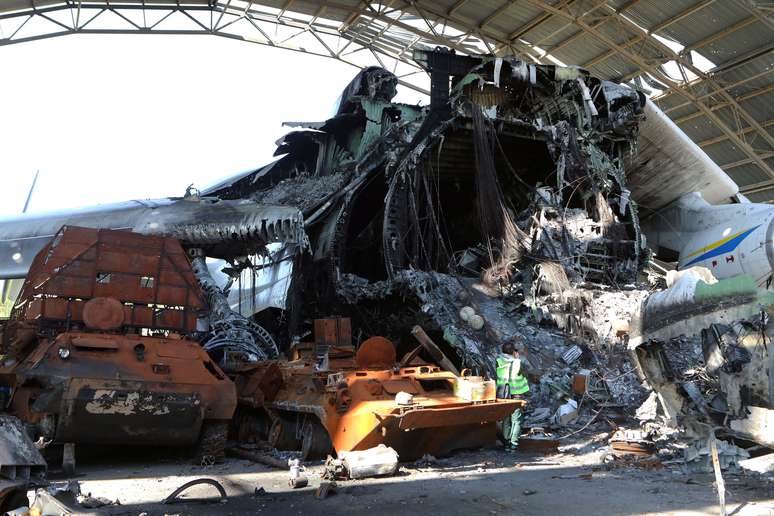 Dia 5/5 - Foto recente mostra os restos do An-225 Mriya, que era o maior avião do mundo antes de ser bombardeado na guerra