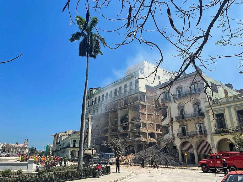 Equipes de resgate trabalham em local após explosão que destruiu o Hotel Saratoga, em Havana, Cuba