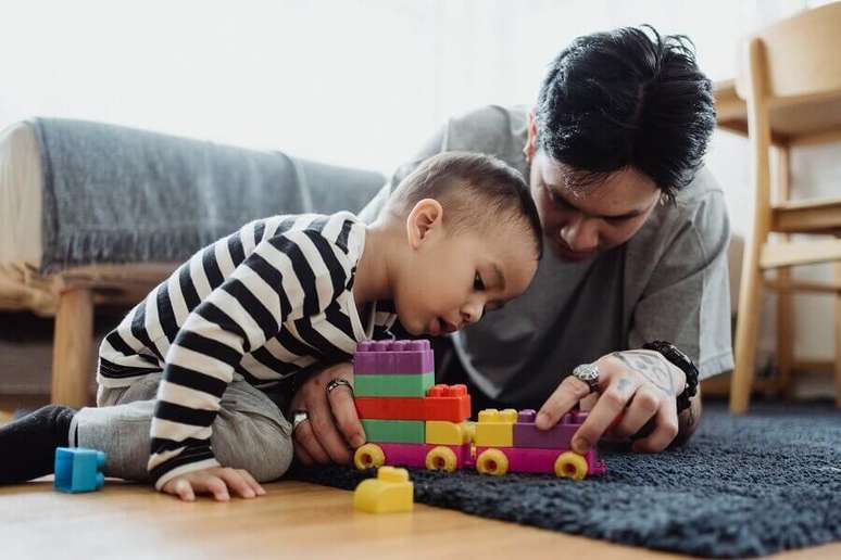 3. Criança brincando com pai em cantinho de brinquedos – Foto: Pexels
