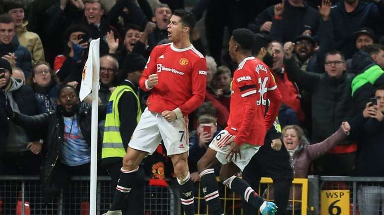Manchester United entra em campo neste sábado (Foto: LINDSEY PARNABY / AFP)