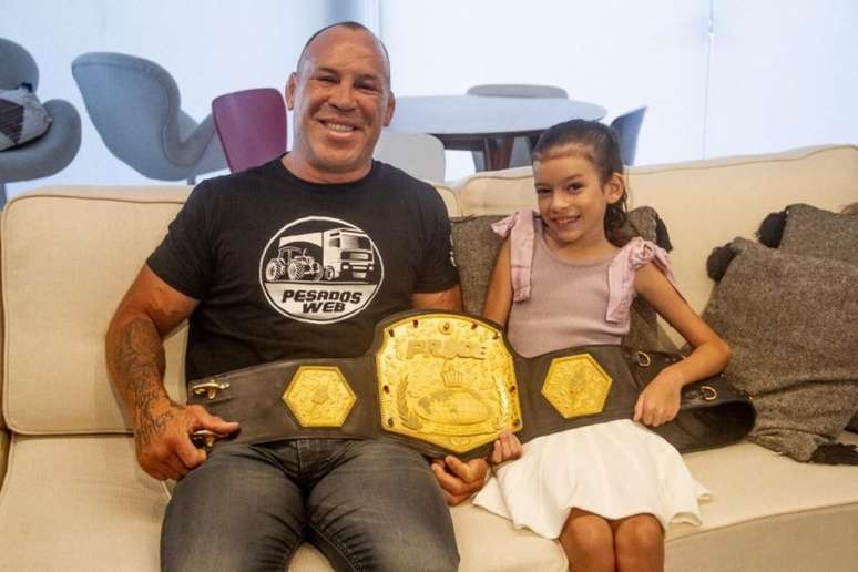 Bella atuando como repórter mirim ao lado de Wanderlei Silva (Foto: Arquivo pessoal)