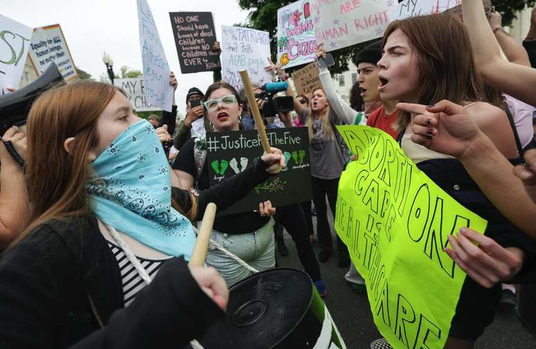 Ativistas antiaborto e feministas protestam em Washington neste 4 de maio