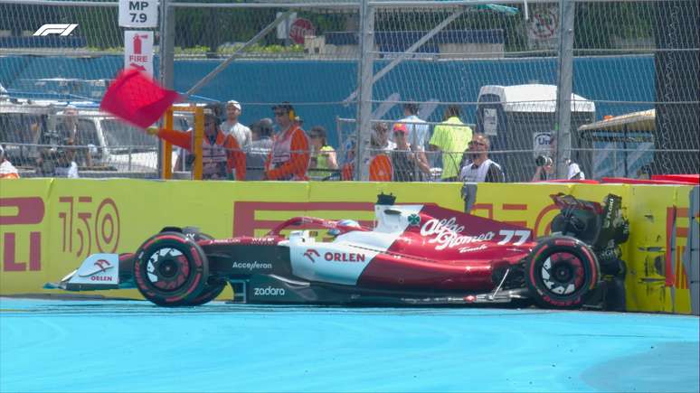 Bottas bate e causa bandeira vermelha