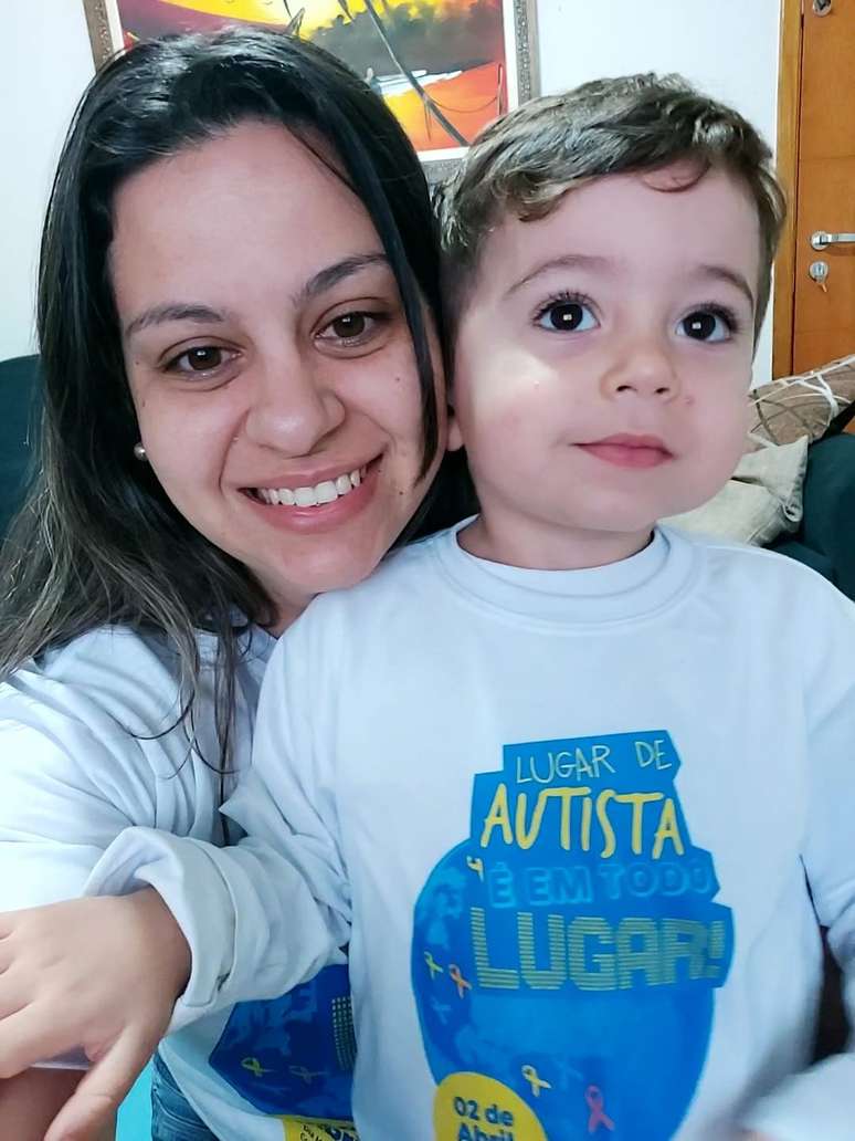 "Aprendi a não me importar com atitudes e olhares preconceituosos", diz Fernanda, mãe de Nicolas