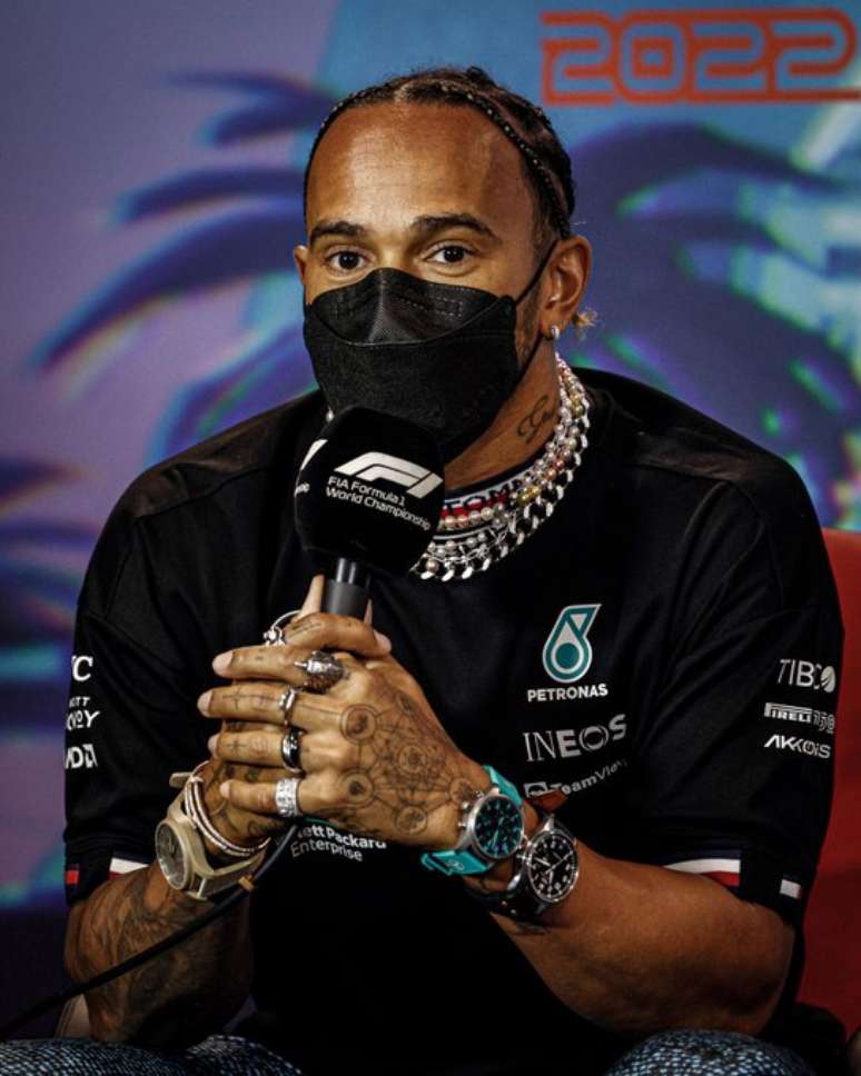 Lewis Hamilton e as suas joias na entrevista coletiva do GP de Miami