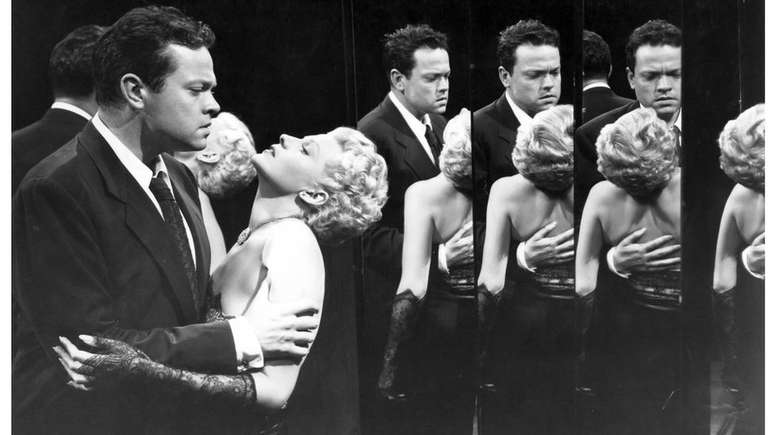 Orson Welles e Rita Hayworth (1918-1987) contracenam em A Dama de Shanghai. O filme contém diversas referências à passagem de Welles pelo Brasil