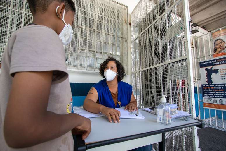 Vacina em posto da capital. 11 milhões estão com o esquema vacinal completo, mas foram aplicadas apenas 8 milhões de doses de reforço