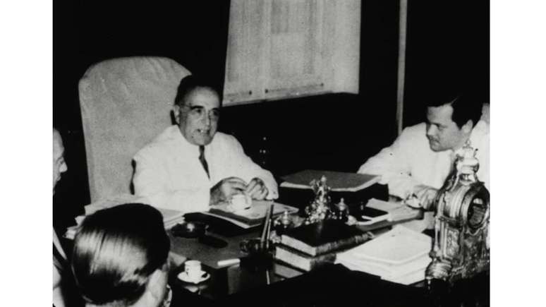 Welles se encontra com o presidente Get&uacute;lio Vargas em Petr&oacute;polis