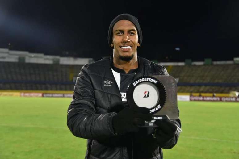 Rwan posa com o troféu de homem do jogo após salvar o Santos (Foto: Divulgação/Santos)