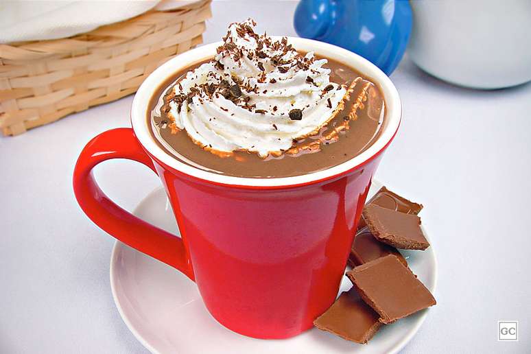 Chocolate quente com chantilly – Foto: Guia da Cozinha