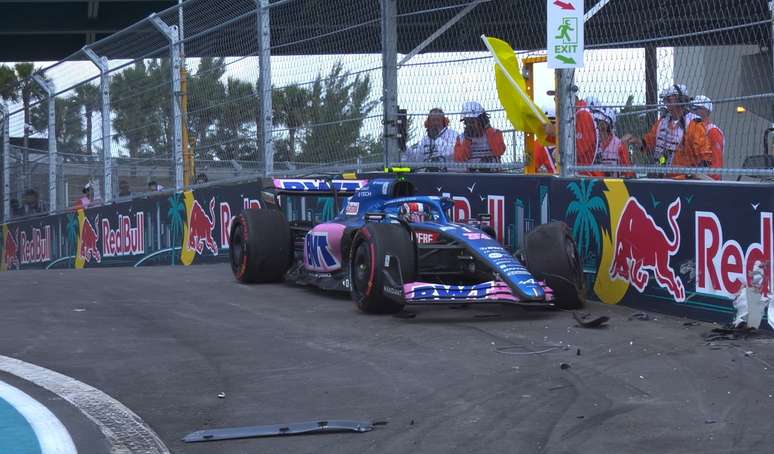 Ocon bate na curva 14