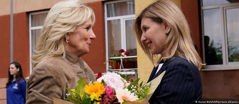 Jill Biden entrega buquê de flores para Olena Zelenska em Uzhhorod