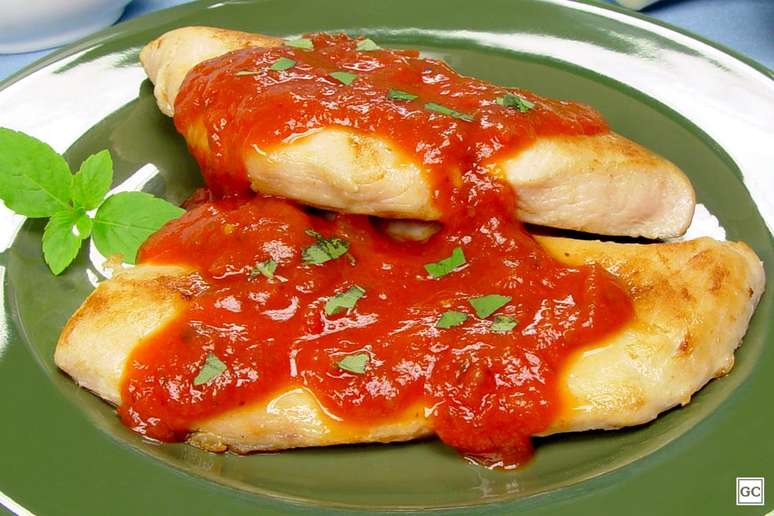 Filé de frango light com tomate e manjericão – Foto: Guia da Cozinha