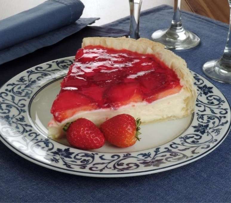 Torta folhada de morango e leite em p&oacute; (Reprodu&ccedil;&atilde;o / Guia da Cozinha)