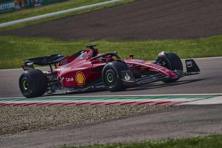 Charles Leclerc durante o treino da Pirelli em Ímola 