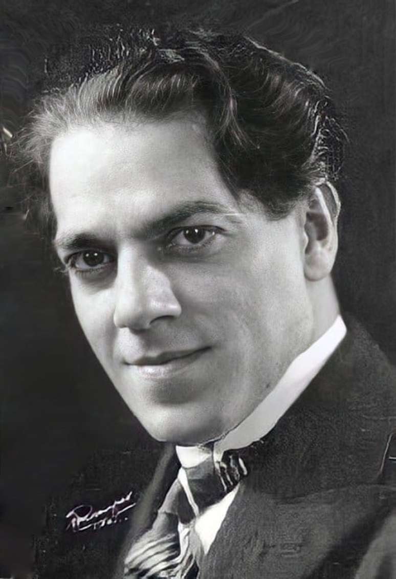 Heitor Villa-Lobos, em retrato de 1922. O maestro foi vaiado por cal&ccedil;ar um chinelo na Semana de Arte Moderna