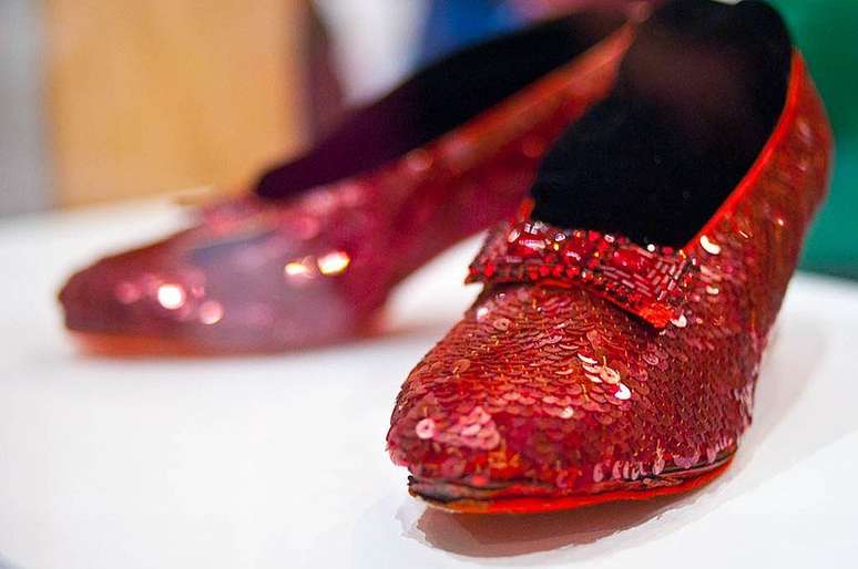 Sapatos utilizados por Judy Garland no filme 'O M&aacute;gico de Oz', atualmente expostos no Museu de Hist&oacute;ria Americana, em Washington