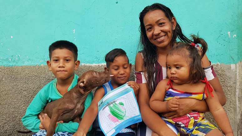 Ver&oacute;nica com os filhos Jeyver, de 7 anos, Keyner, de 4, e Josely, de 1