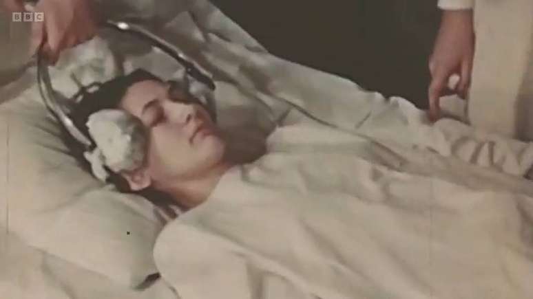 Cameron testou a terapia eletroconvulsiva com pot&ecirc;ncia 30 ou 40 vezes acima da normal.