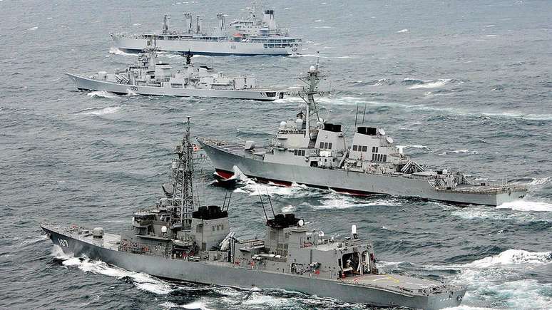 De cima para baixo, navios do Japão, Estados Unidos e Índia participam de um exercício militar conjunto no Pacífico ao largo da costa japonesa em 2007, ano em que o Quad foi criado
