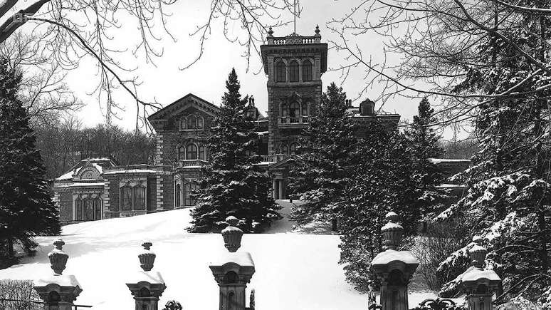 O Allan, a mans&atilde;o g&oacute;tica com vista para Montreal, onde Cameron dirigia seu instituto.