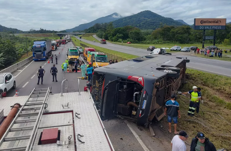 Acidente de ônibus deixou seis mortos, entre eles o cantor sertanejo Aleksandro