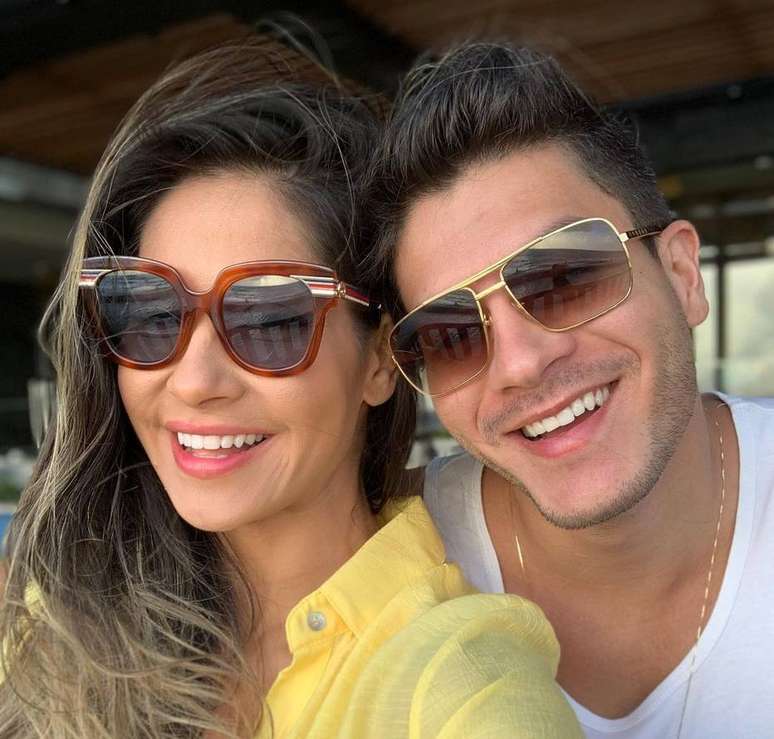 Arthur Aguiar contou que sua mulher, Maíra Cardi, sofreu ameaças por causa do 'BBB 22'.